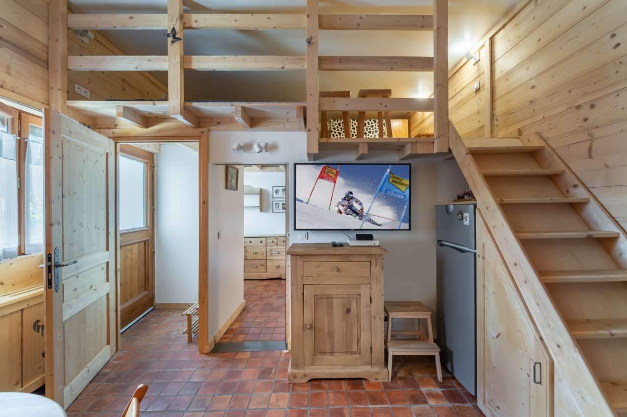 Cosy and beautifully presented 1 bedroom ski in ski out apartment, with a l