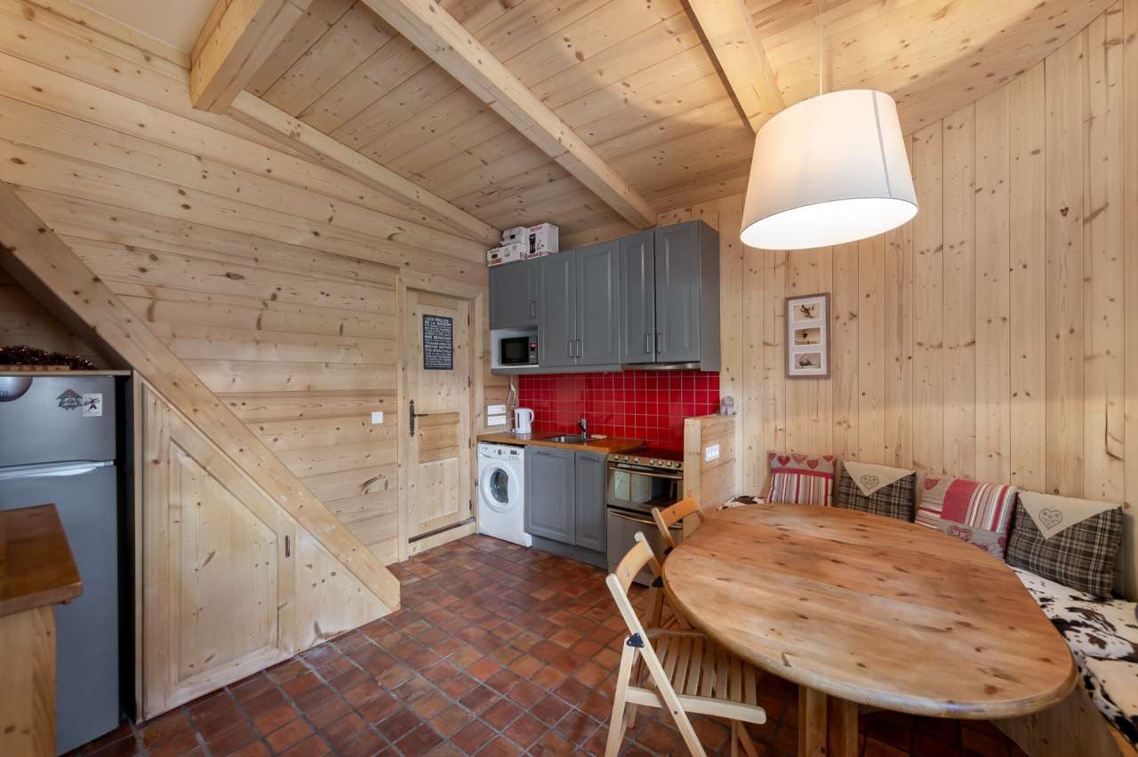 Cosy and beautifully presented 1 bedroom ski in ski out apartment, with a l