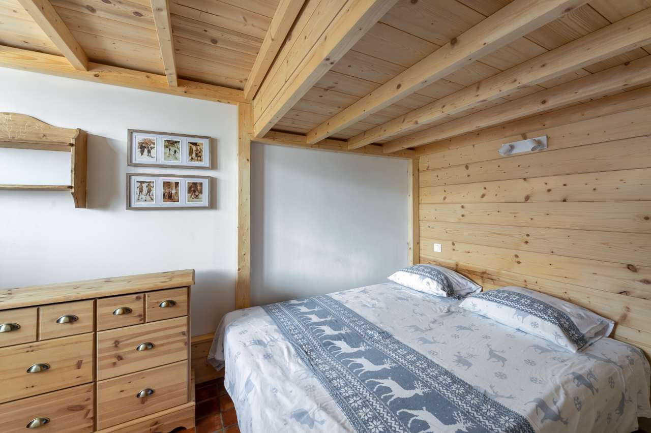 Cosy and beautifully presented 1 bedroom ski in ski out apartment, with a l