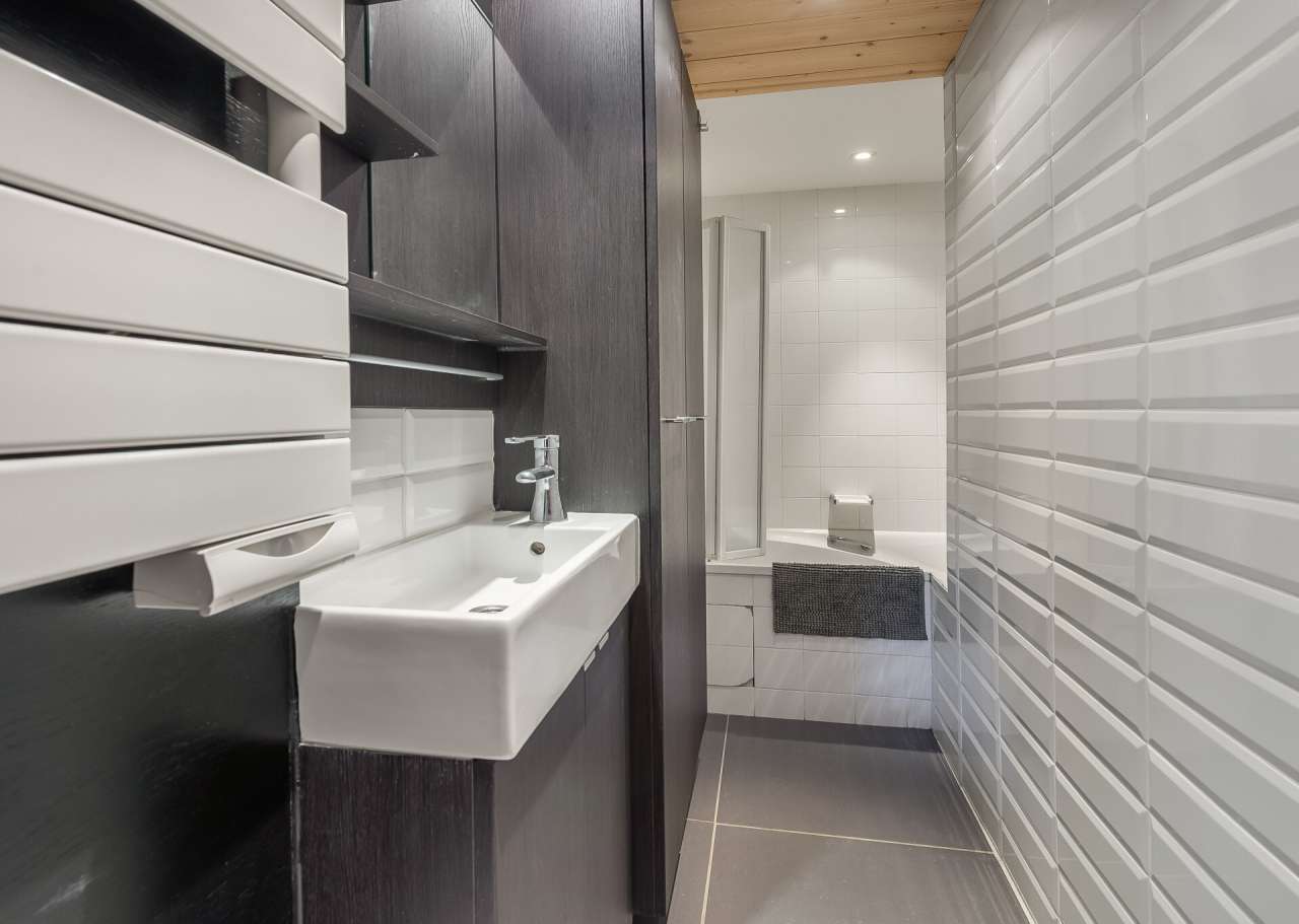 Cosy and beautifully presented 1 bedroom ski in ski out apartment, with a l