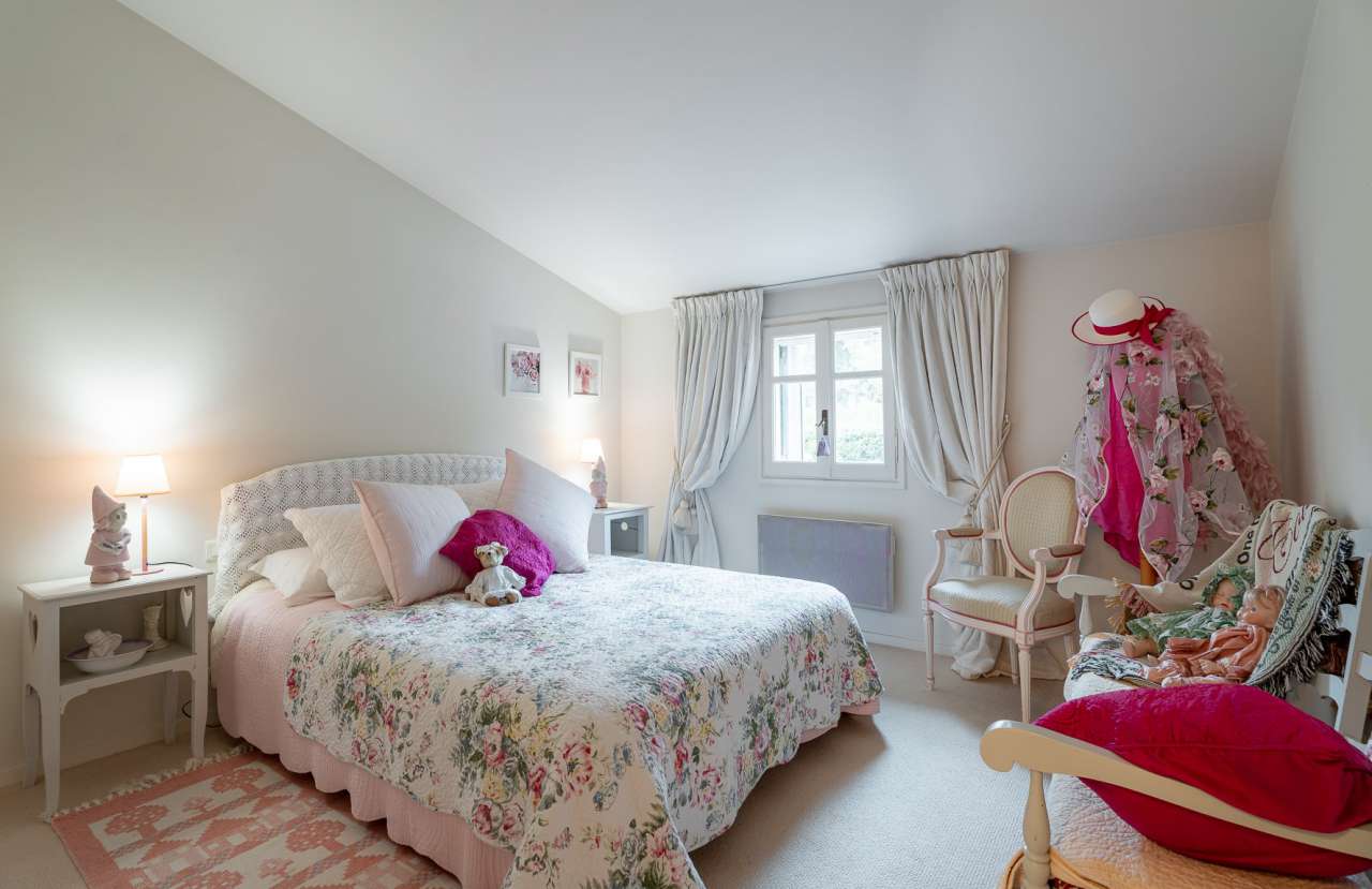 Nestling in over an acre of glorious landscaped gardens with expansive pool