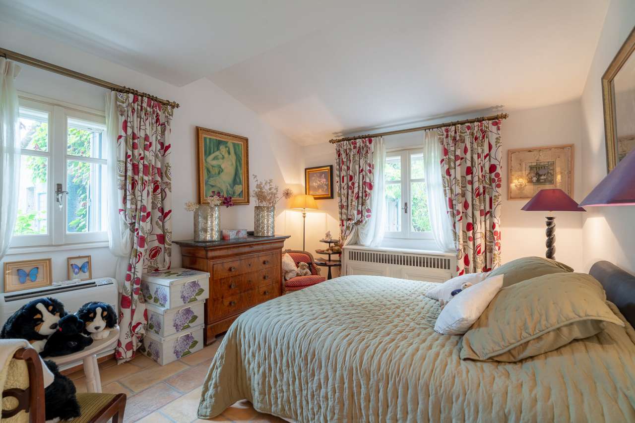 Nestling in over an acre of glorious landscaped gardens with expansive pool