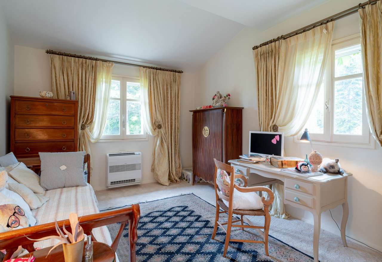 Nestling in over an acre of glorious landscaped gardens with expansive pool