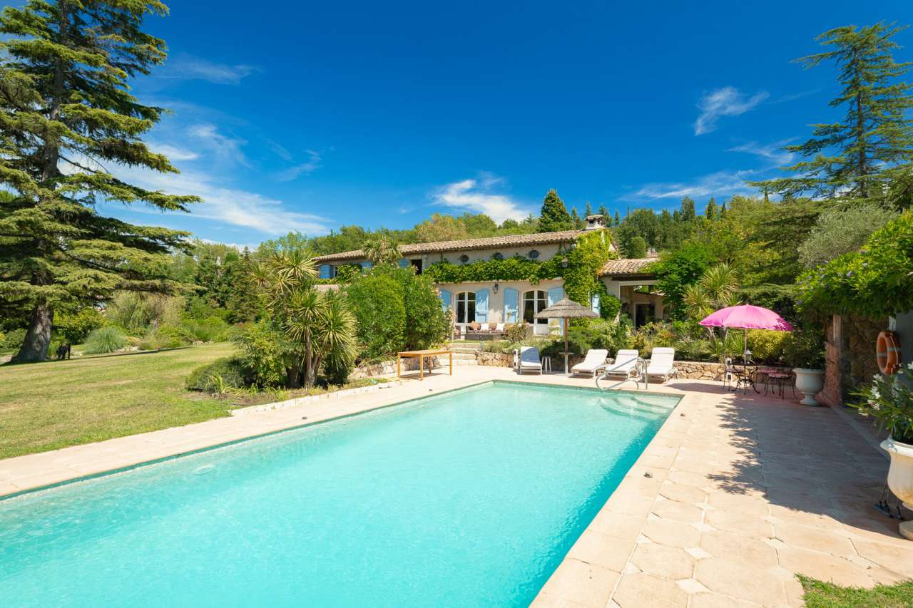 Nestling in over an acre of glorious landscaped gardens with expansive pool