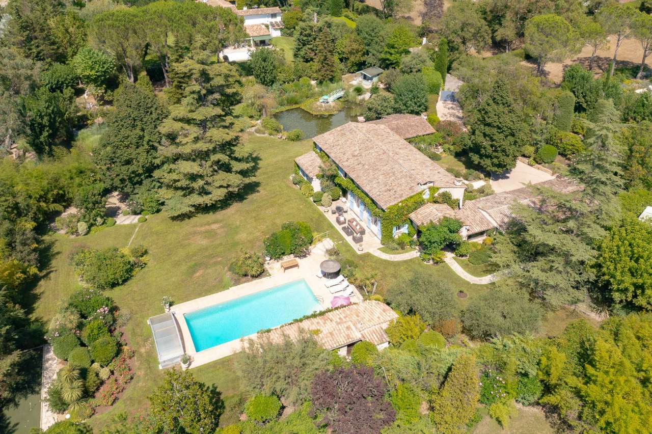 Nestling in over an acre of glorious landscaped gardens with expansive pool
