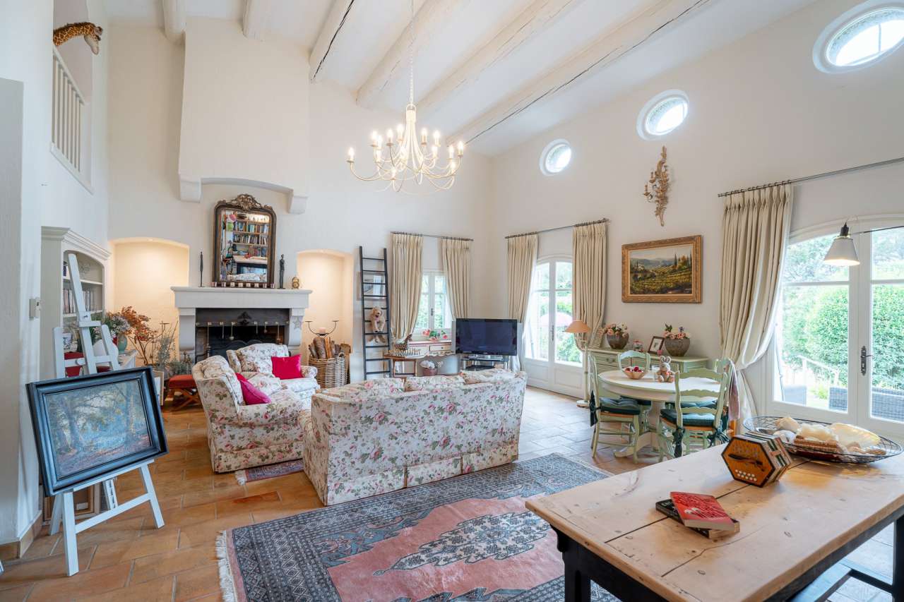 Nestling in over an acre of glorious landscaped gardens with expansive pool