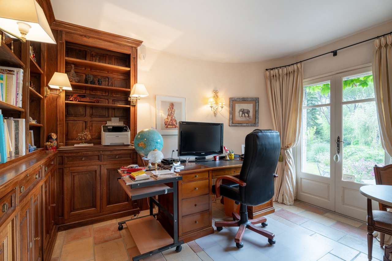 Nestling in over an acre of glorious landscaped gardens with expansive pool