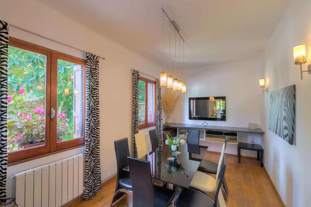 Wonderful opportunity to acquire a very well presented, fully furnished 14