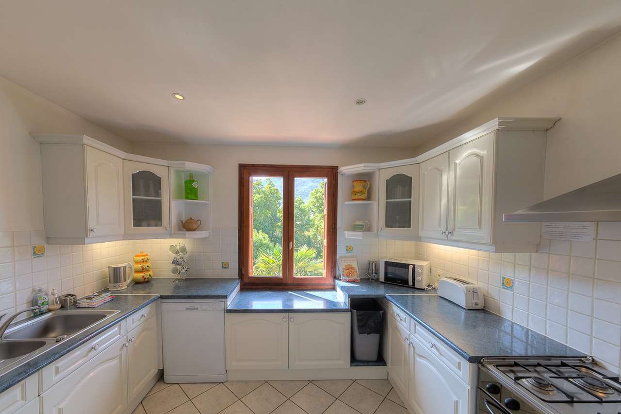 Wonderful opportunity to acquire a very well presented, fully furnished 14