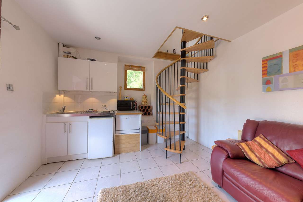 Wonderful opportunity to acquire a very well presented, fully furnished 14