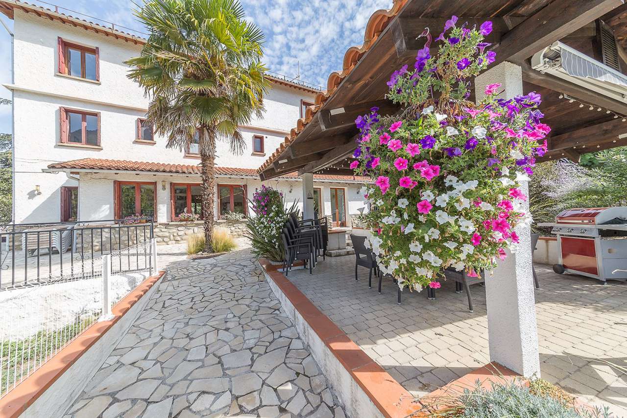 Wonderful opportunity to acquire a very well presented, fully furnished 14