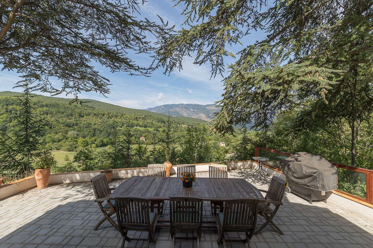 Wonderful opportunity to acquire a very well presented, fully furnished 14