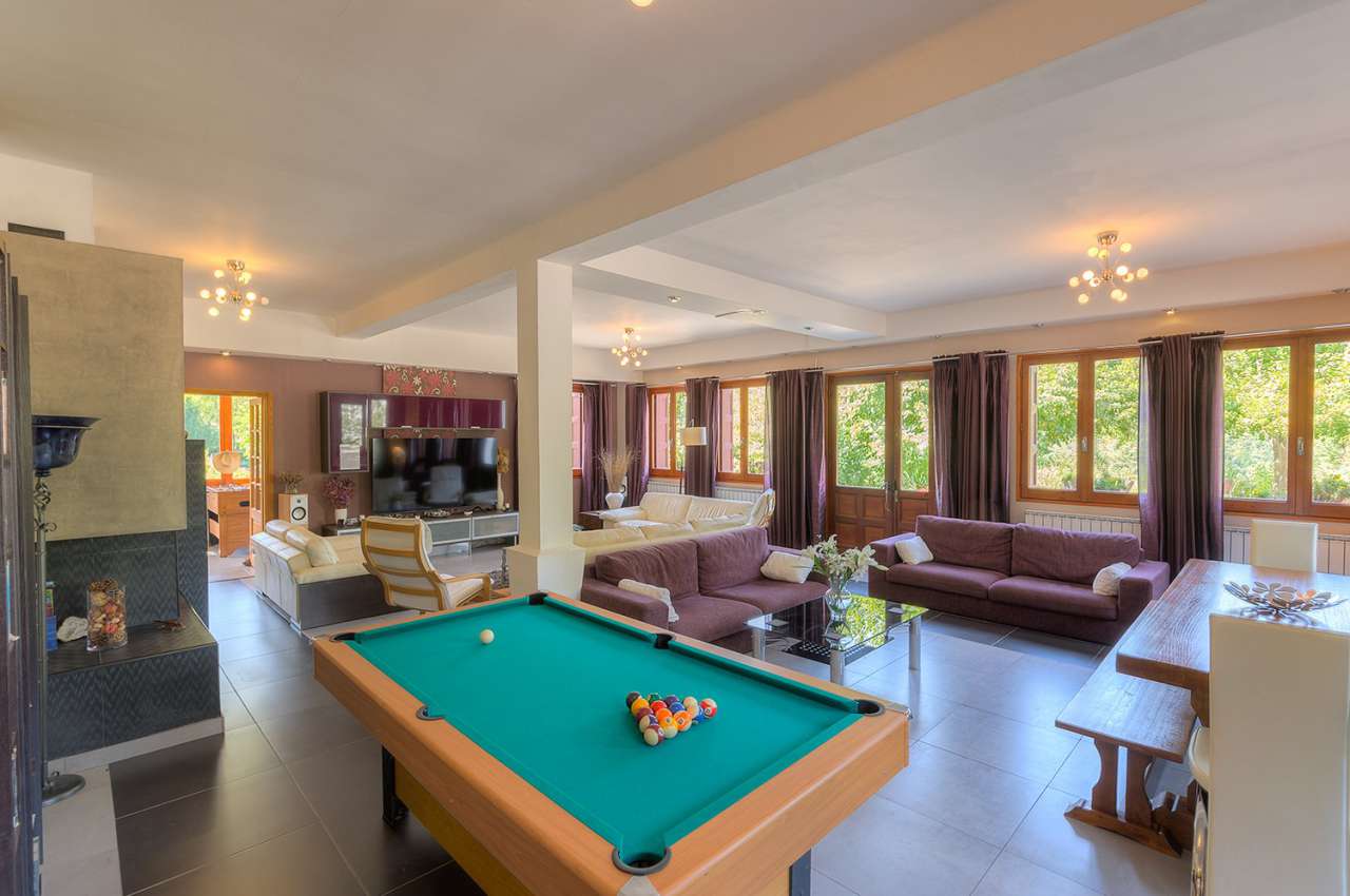 Wonderful opportunity to acquire a very well presented, fully furnished 14