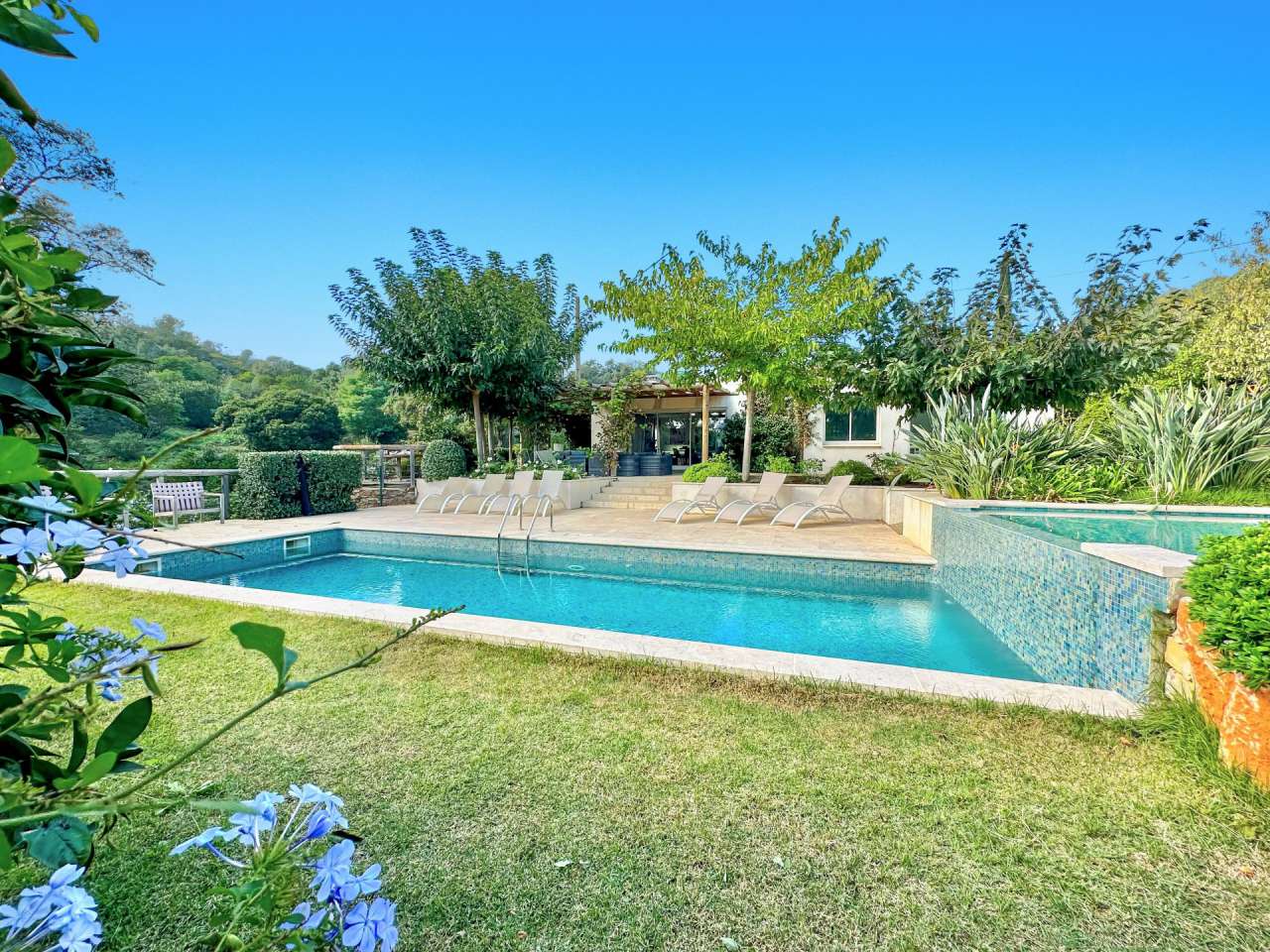 Bright and spacious 6 bedroom single storey luxury villa set in beautiful l