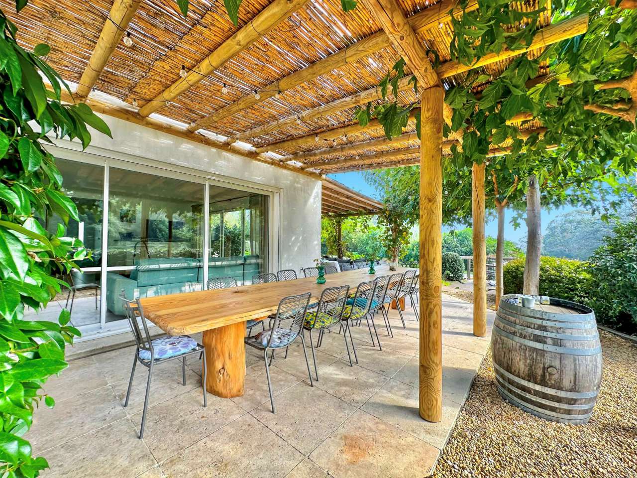 Bright and spacious 6 bedroom single storey luxury villa set in beautiful l