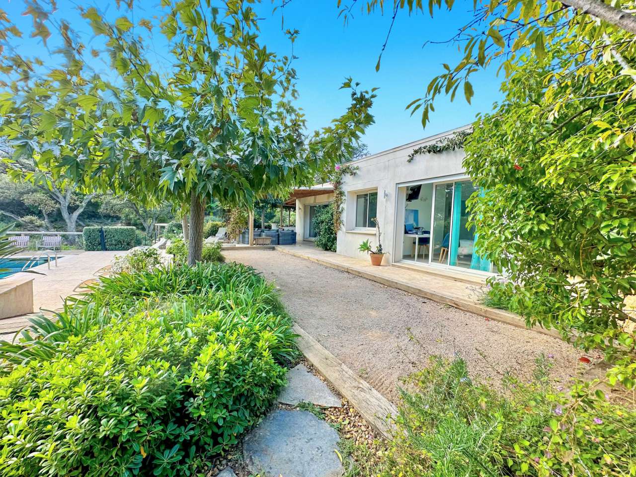 Bright and spacious 6 bedroom single storey luxury villa set in beautiful l