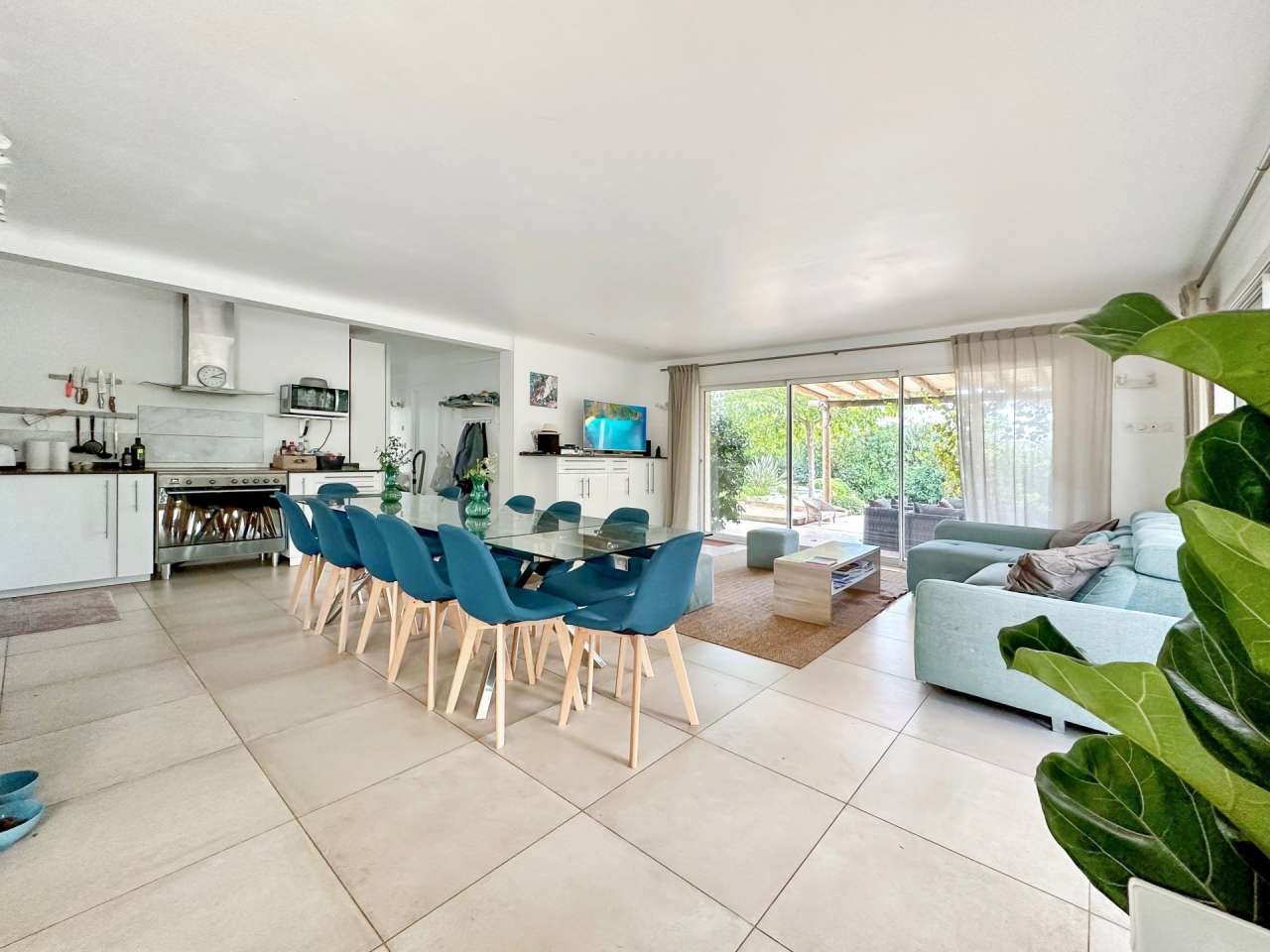 Bright and spacious 6 bedroom single storey luxury villa set in beautiful l