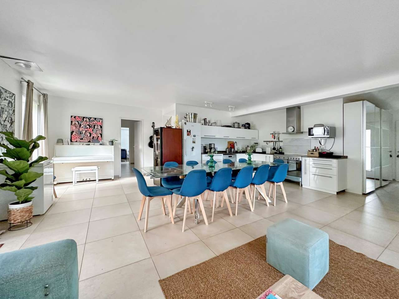 Bright and spacious 6 bedroom single storey luxury villa set in beautiful l