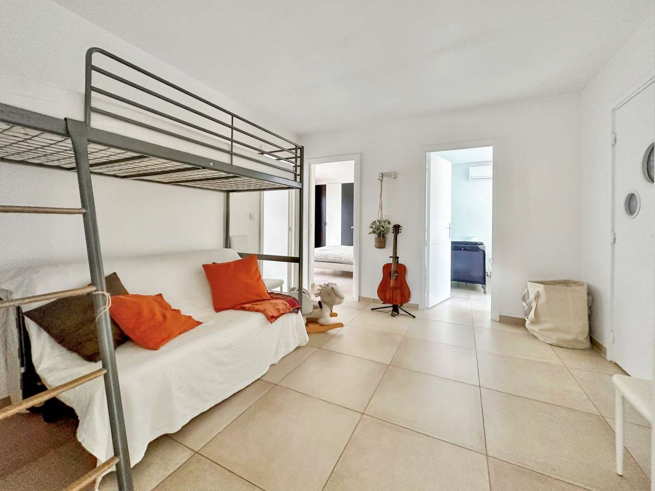 Bright and spacious 6 bedroom single storey luxury villa set in beautiful l