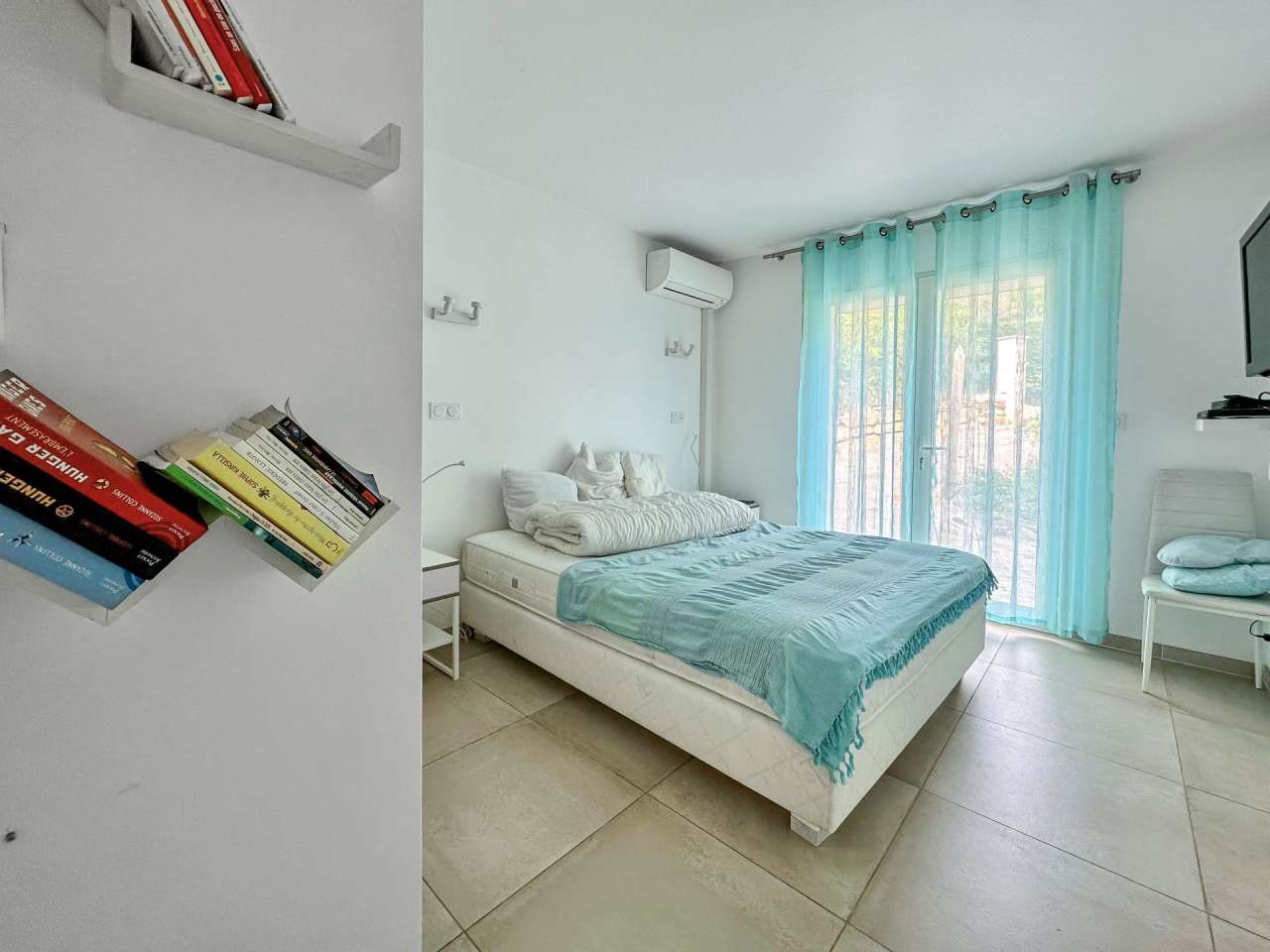 Bright and spacious 6 bedroom single storey luxury villa set in beautiful l