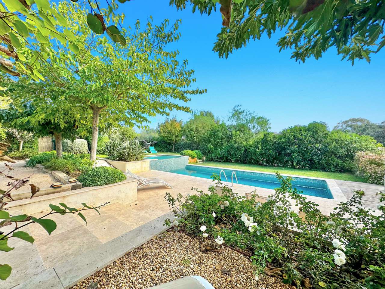 Bright and spacious 6 bedroom single storey luxury villa set in beautiful l