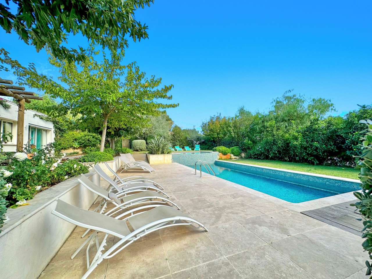 Bright and spacious 6 bedroom single storey luxury villa set in beautiful l