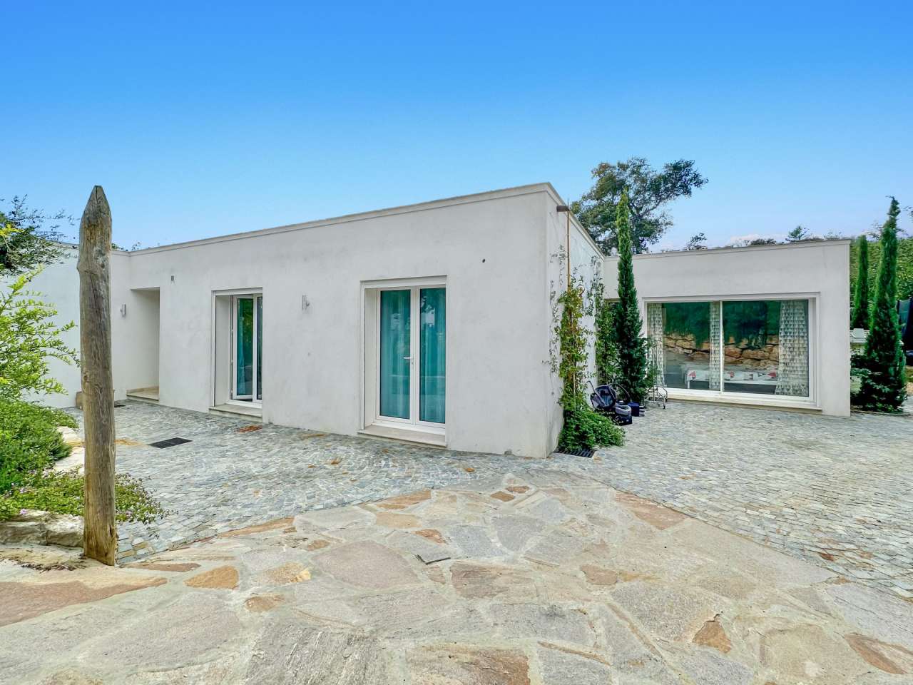 Bright and spacious 6 bedroom single storey luxury villa set in beautiful l