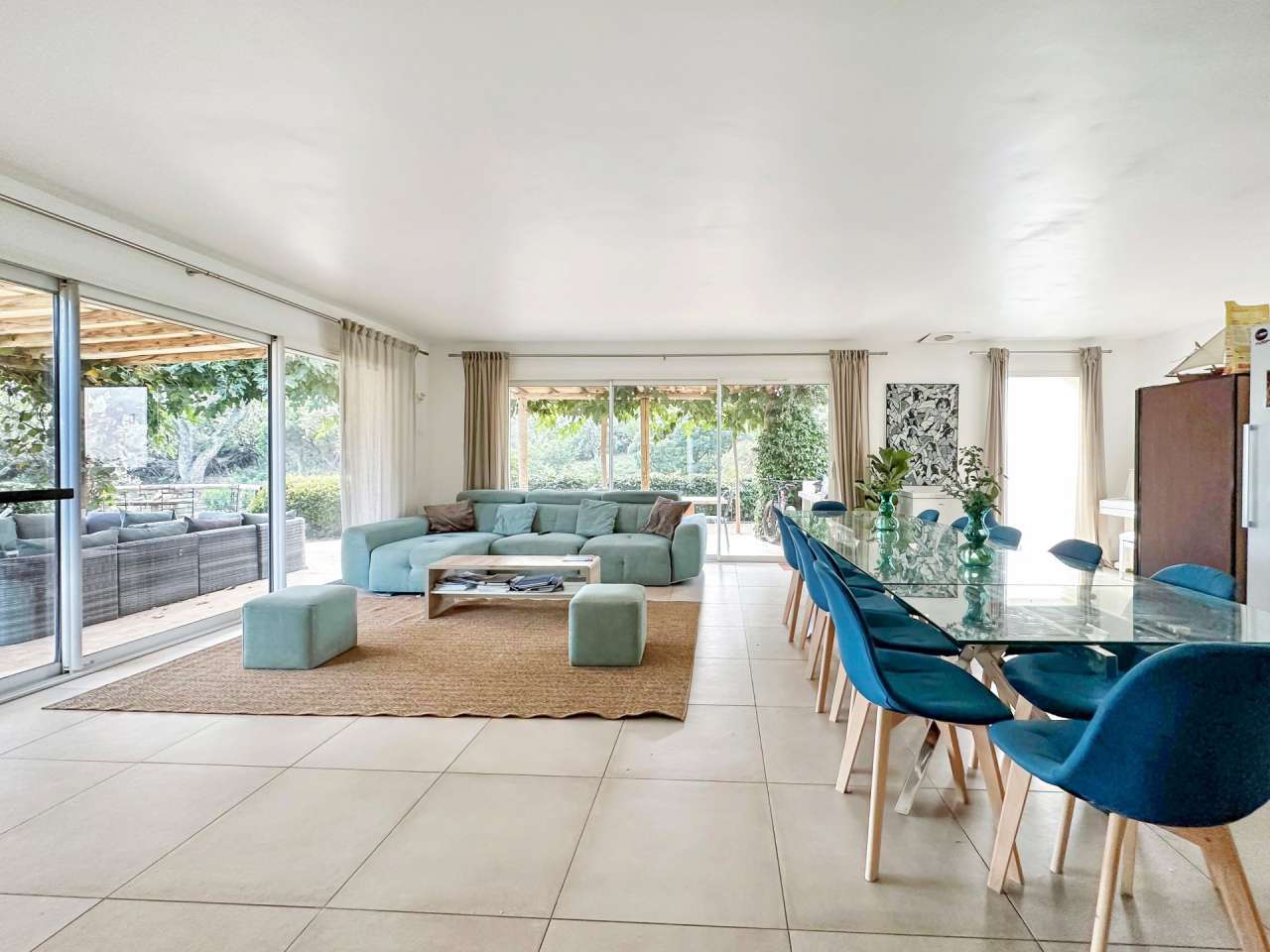 Bright and spacious 6 bedroom single storey luxury villa set in beautiful l