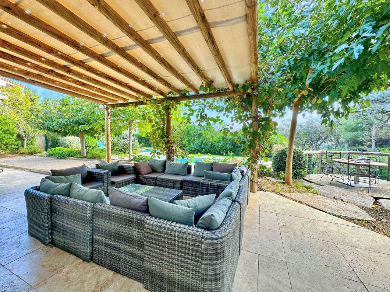 Bright and spacious 6 bedroom single storey luxury villa set in beautiful l