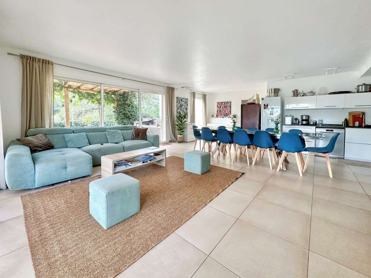 Bright and spacious 6 bedroom single storey luxury villa set in beautiful l