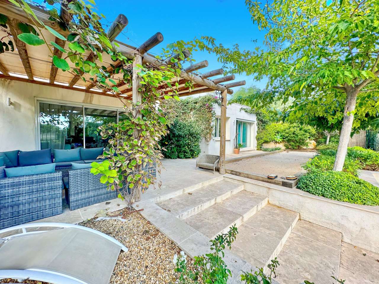 Bright and spacious 6 bedroom single storey luxury villa set in beautiful l