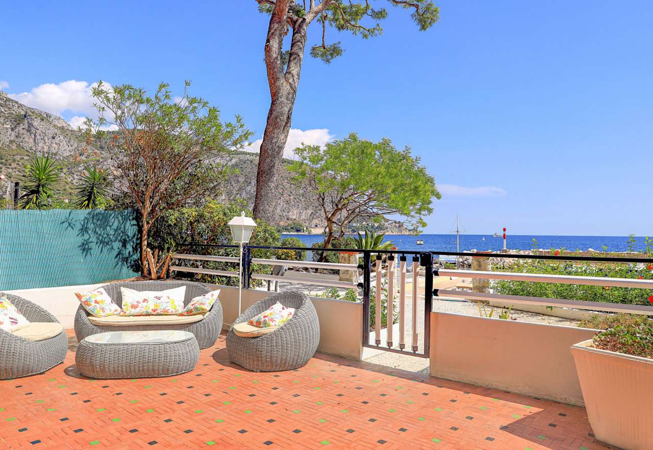 A bright, open plan apartment on the sea-front in a highly sought after res