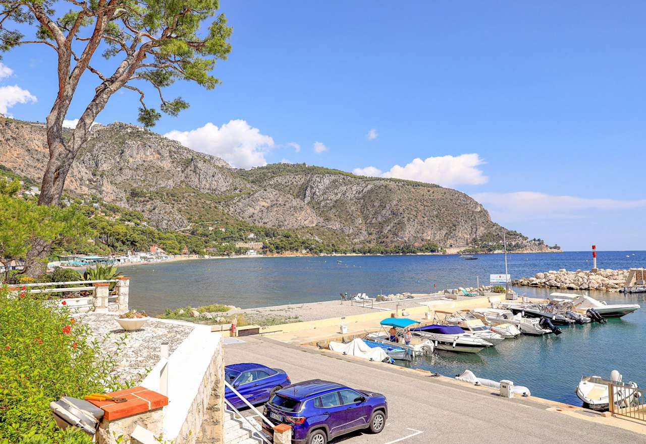 A bright, open plan apartment on the sea-front in a highly sought after res