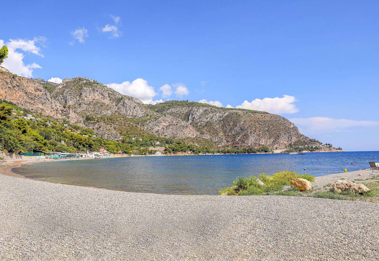 A bright, open plan apartment on the sea-front in a highly sought after res