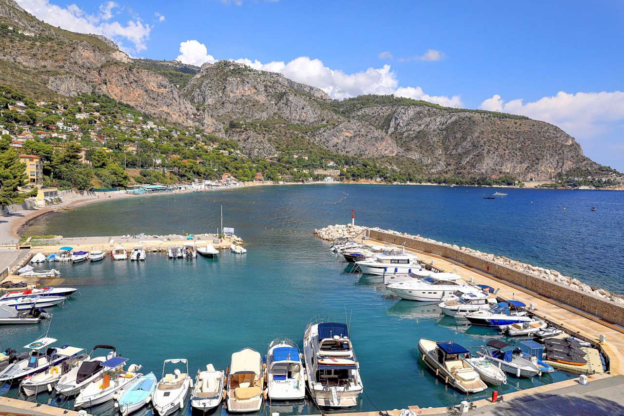 A bright, open plan apartment on the sea-front in a highly sought after res