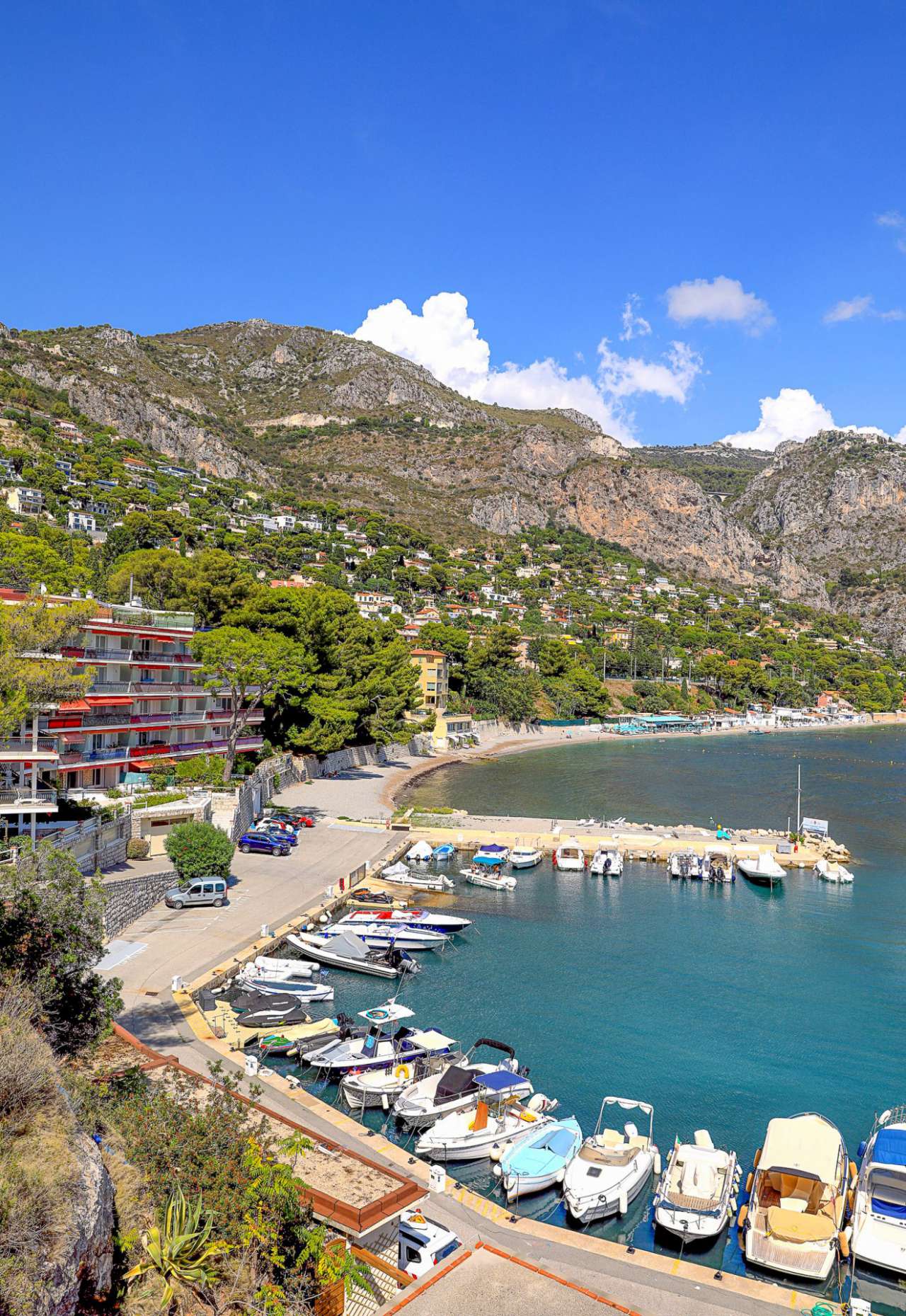 A bright, open plan apartment on the sea-front in a highly sought after res