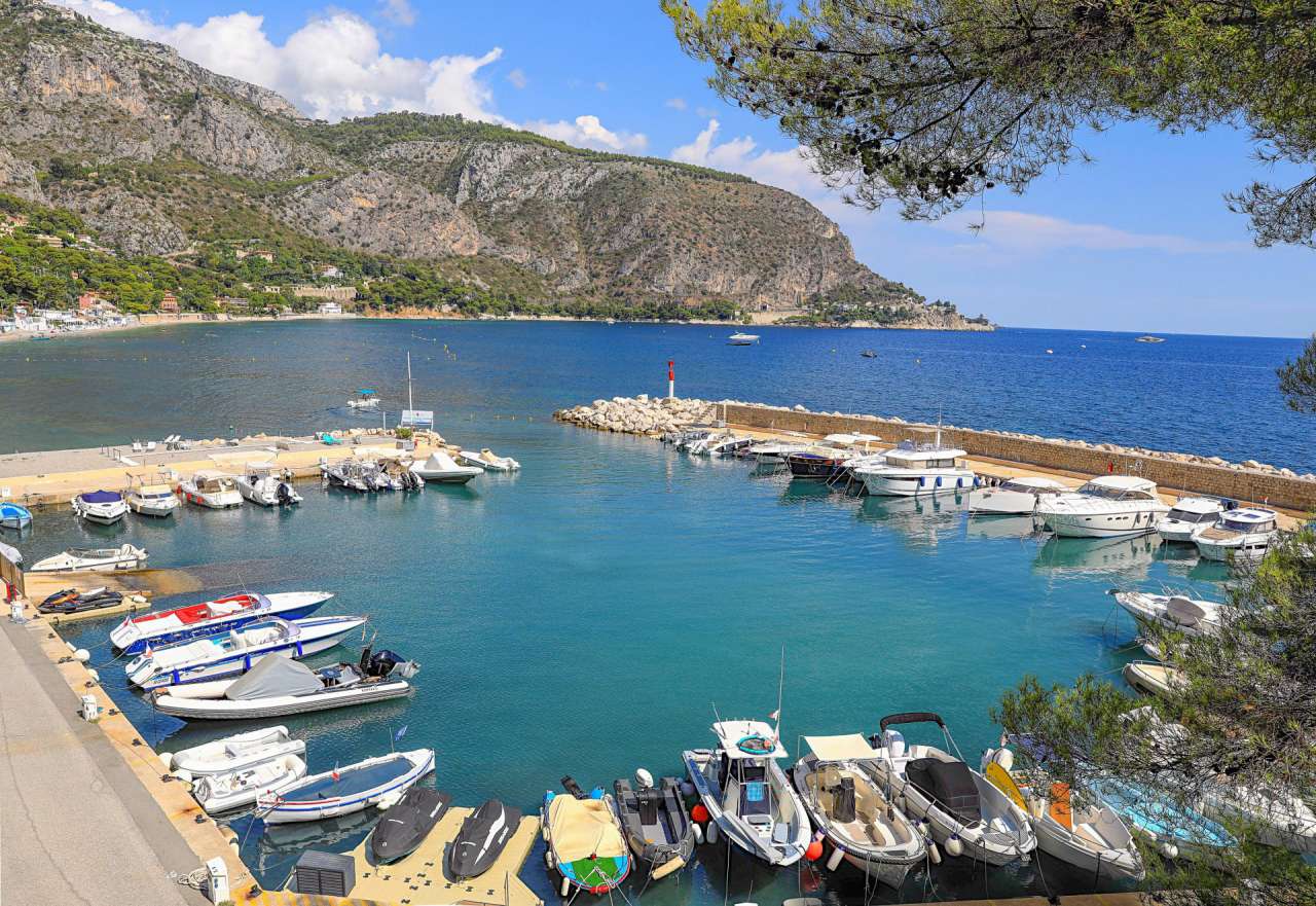 A bright, open plan apartment on the sea-front in a highly sought after res