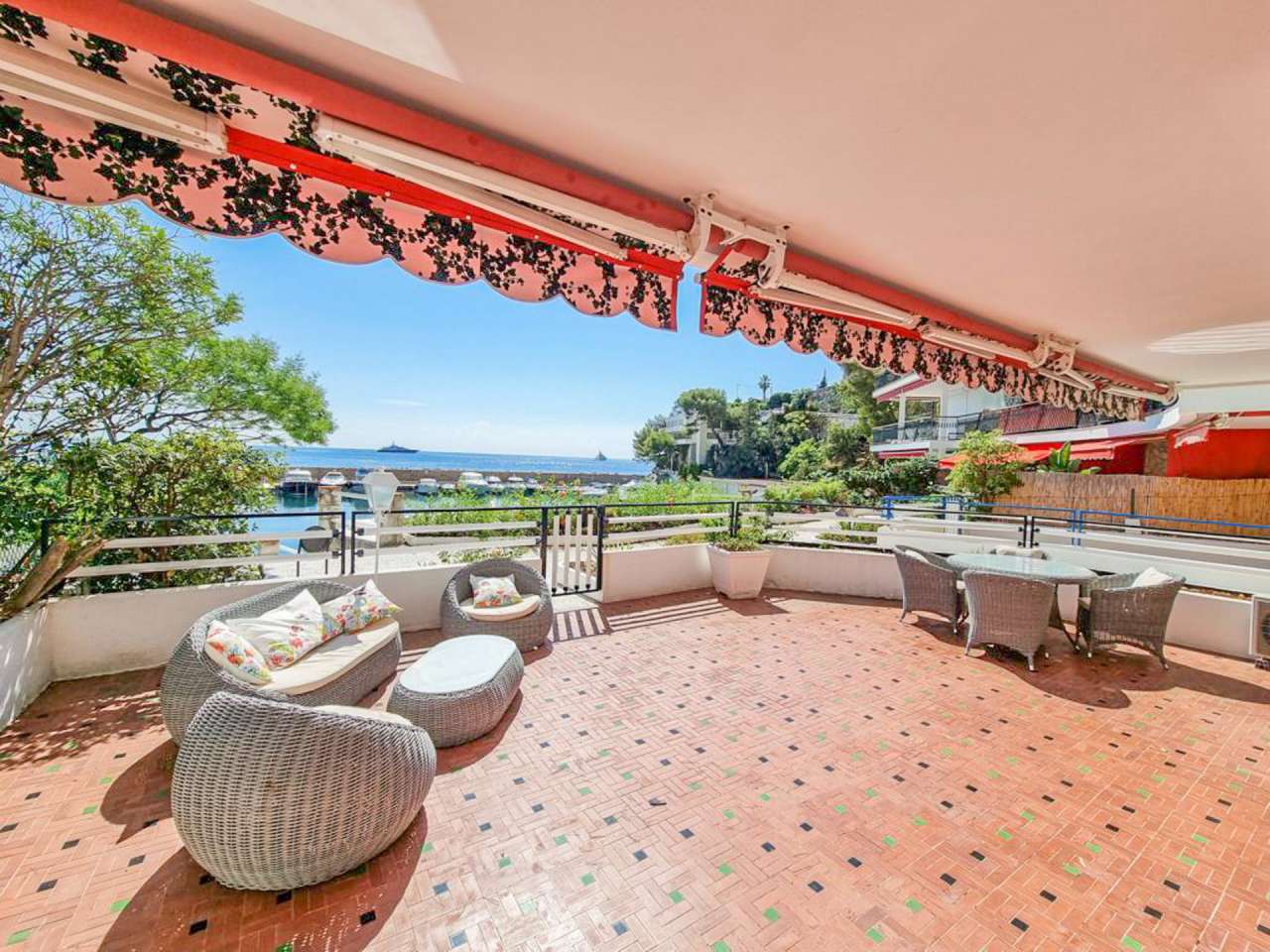 A bright, open plan apartment on the sea-front in a highly sought after res