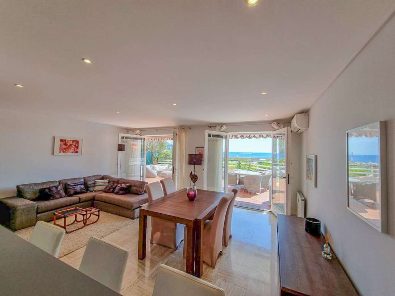 A bright, open plan apartment on the sea-front in a highly sought after res