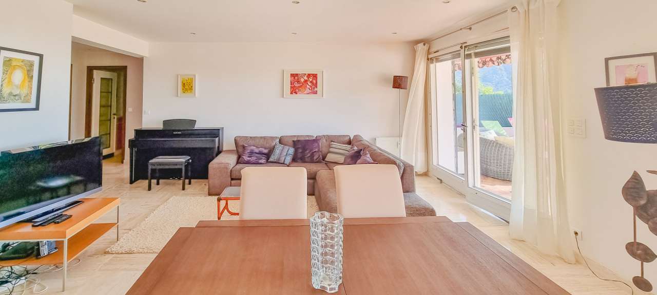 A bright, open plan apartment on the sea-front in a highly sought after res