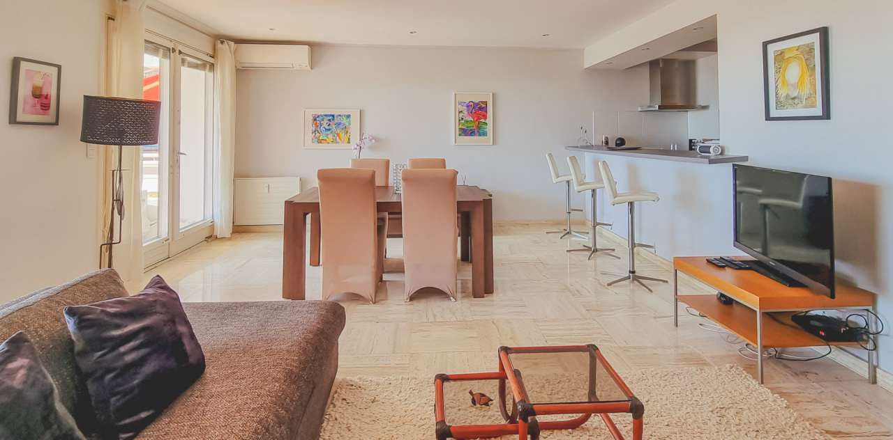 A bright, open plan apartment on the sea-front in a highly sought after res