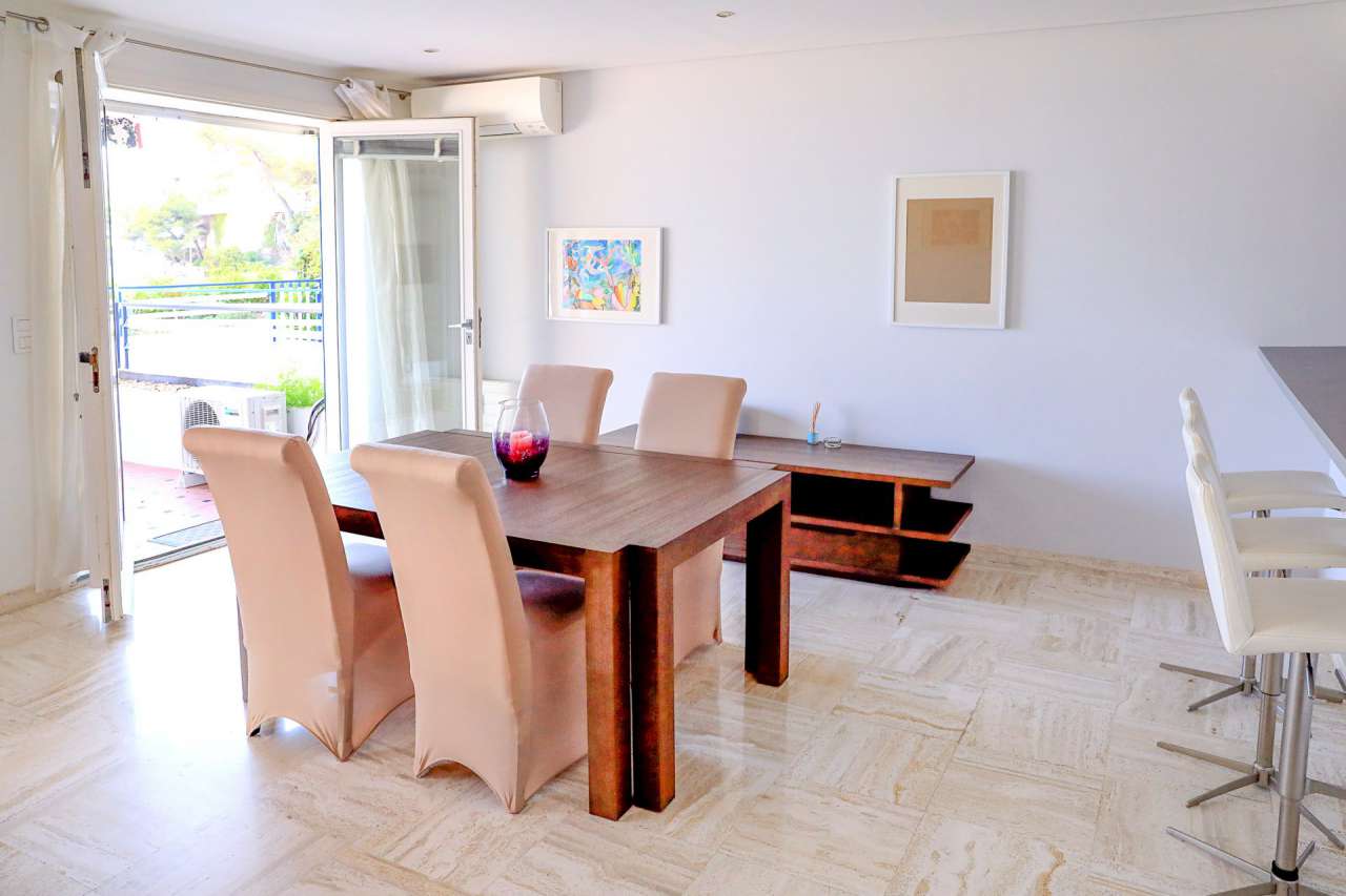 A bright, open plan apartment on the sea-front in a highly sought after res