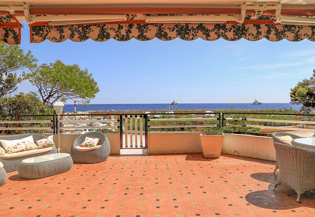 A bright, open plan apartment on the sea-front in a highly sought after res