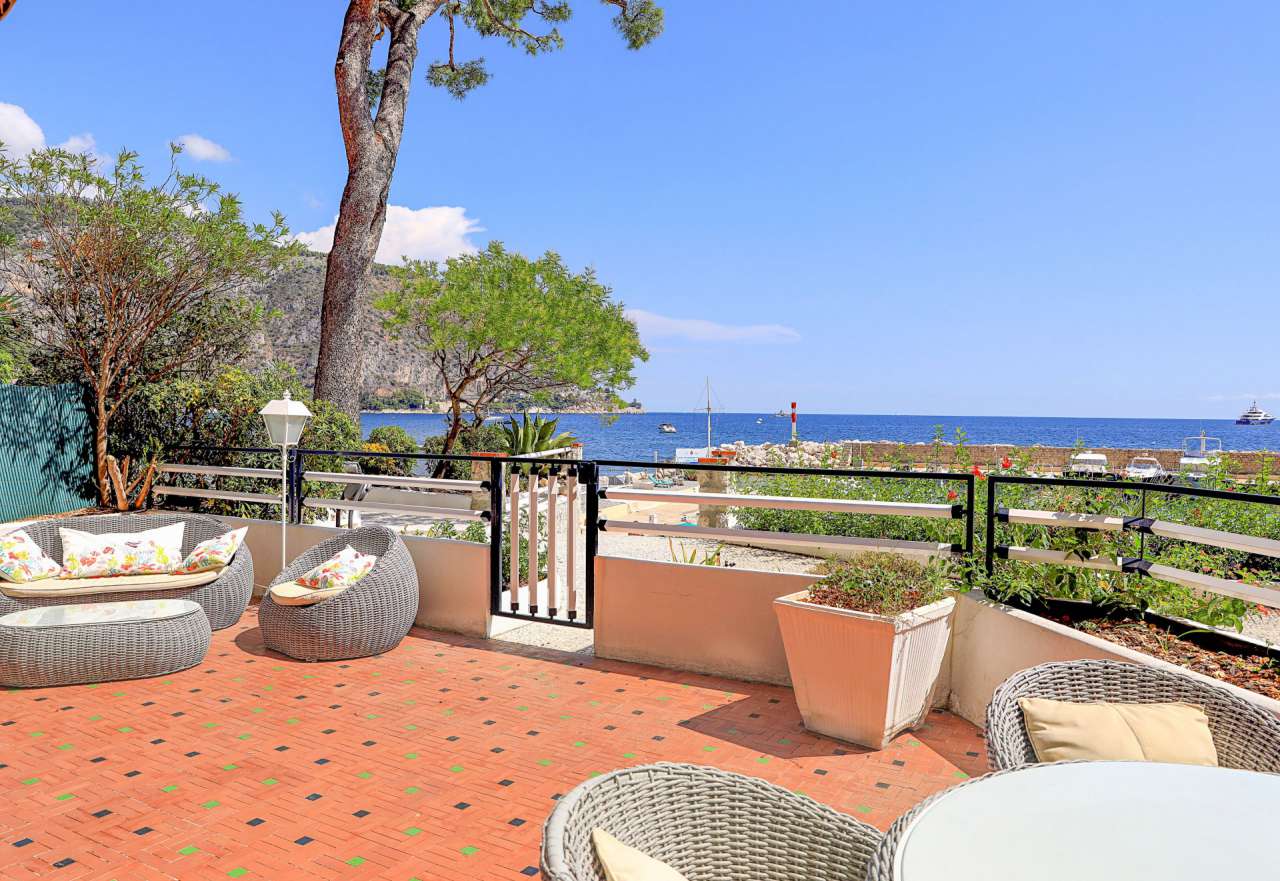 A bright, open plan apartment on the sea-front in a highly sought after res
