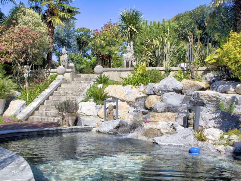 Impressive and stylishly restored Eighteenth Century property with outbuild