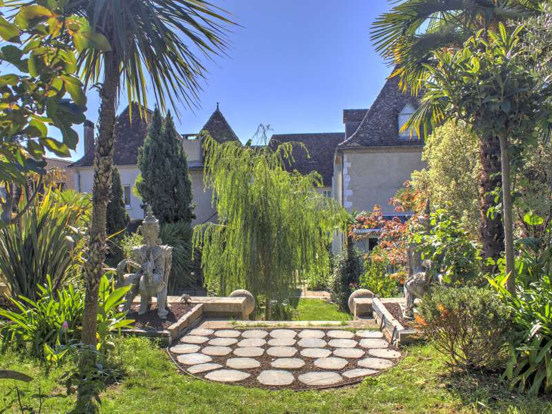 Impressive and stylishly restored Eighteenth Century property with outbuild