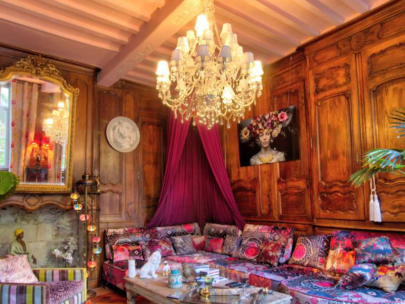 Impressive and stylishly restored Eighteenth Century property with outbuild