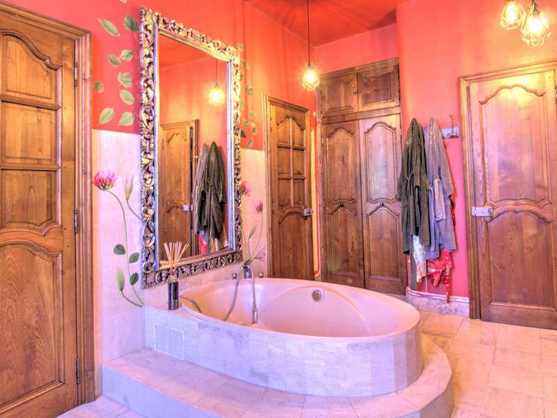 Impressive and stylishly restored Eighteenth Century property with outbuild