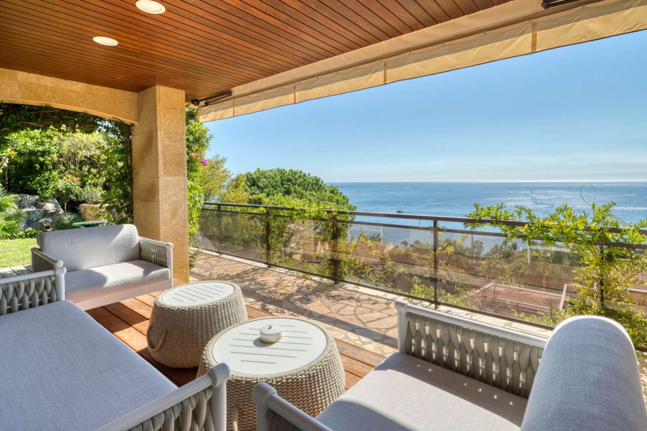 Wonderful duplex penthouse of 220m2 with a terrace of 260m2 including a pri