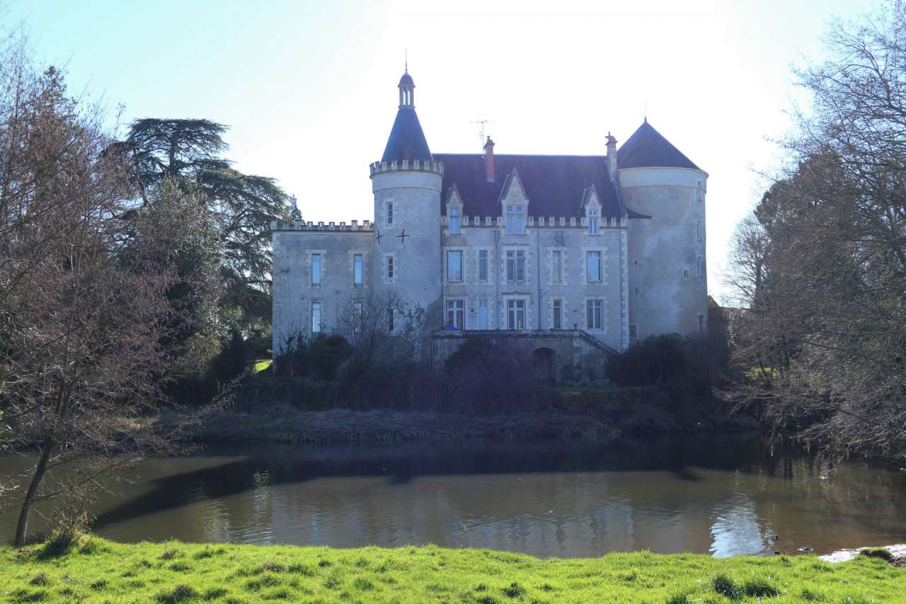 Stunning 7 bedroom, fairy-tale 12 Century chateau, with stunning countrysid